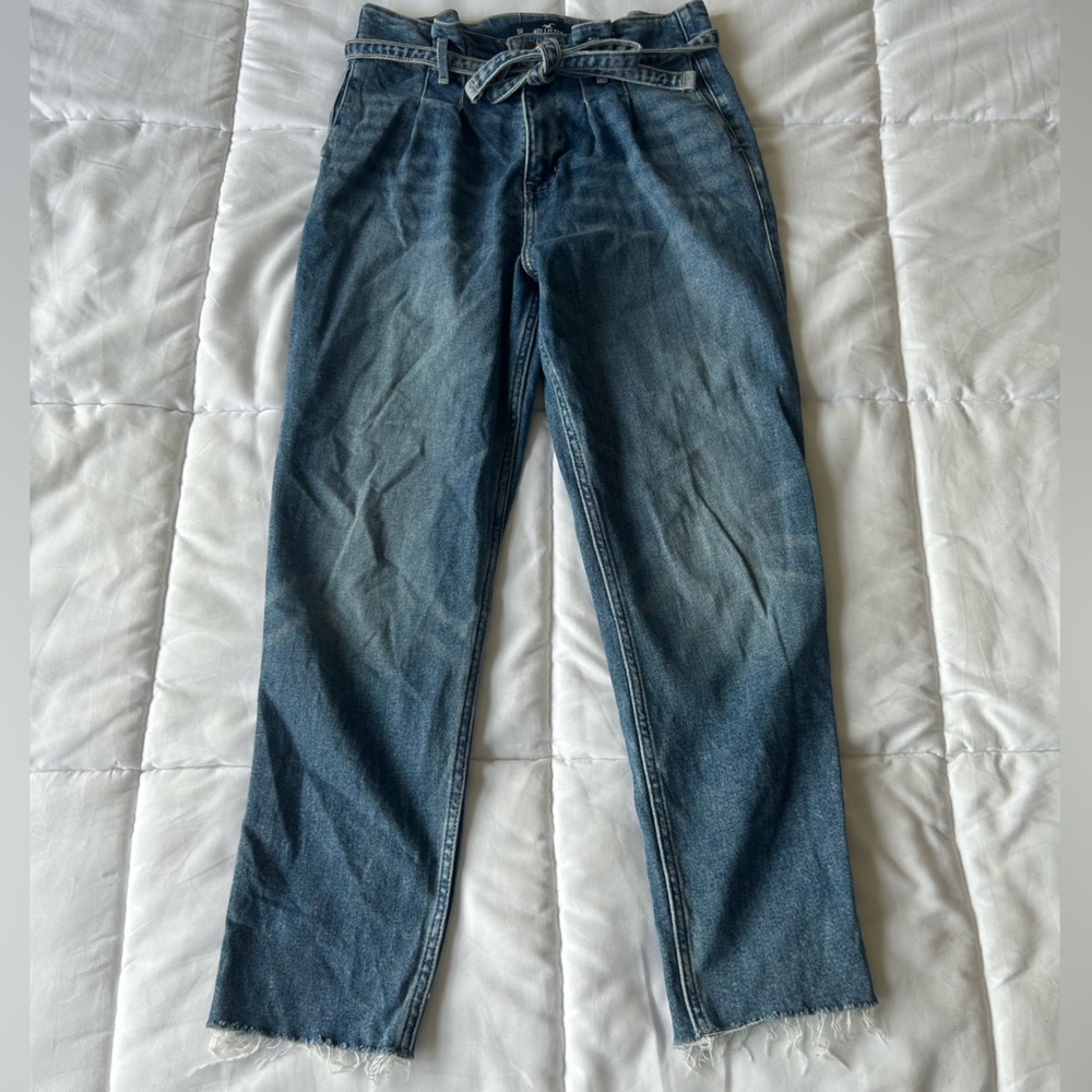 Hollister Curvy Ultra High Rise Mom Jeans Paper Bag Waist